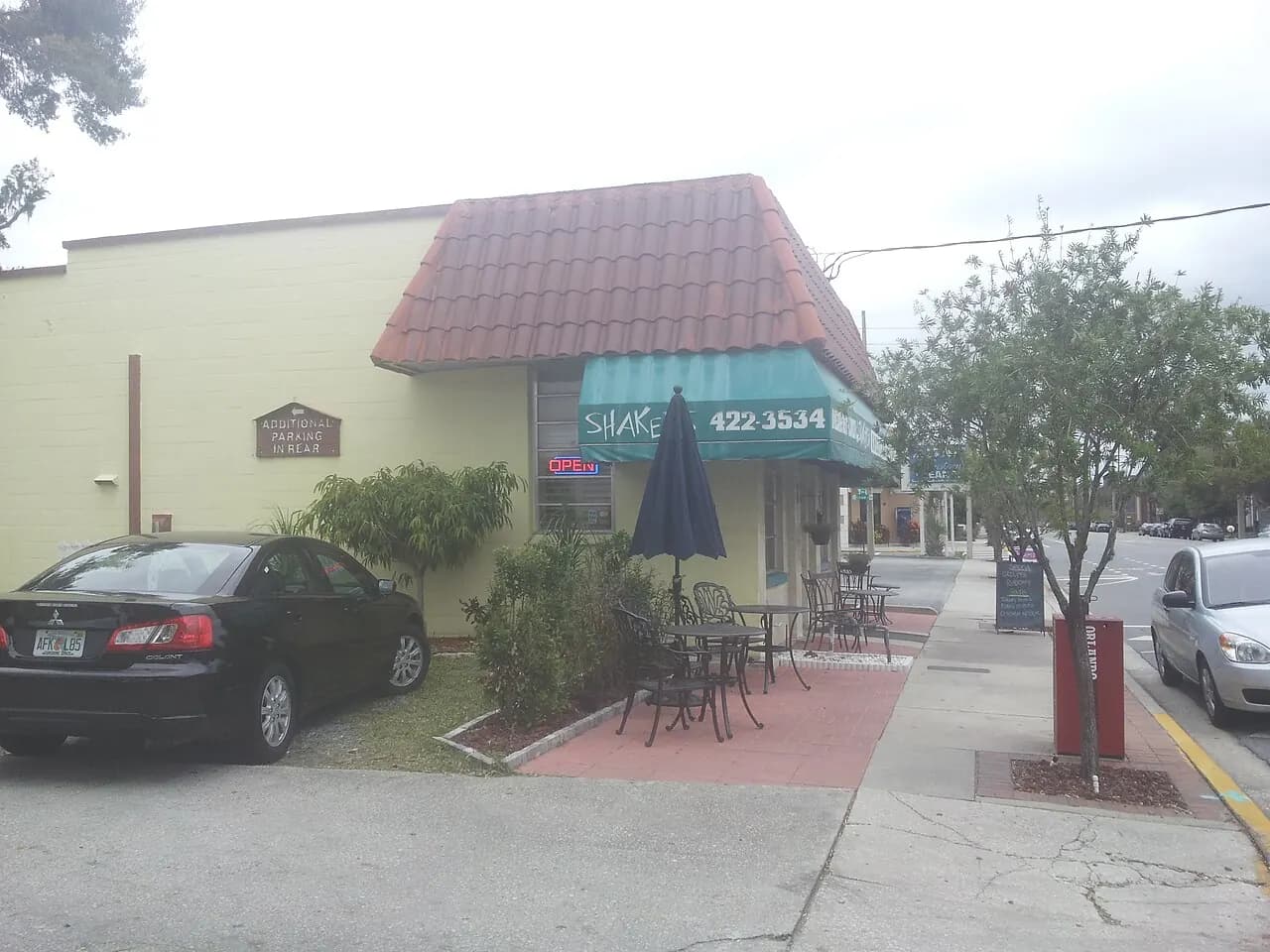 A restaurant storefront and sidewalk in Orlando’s College Park neighborhood