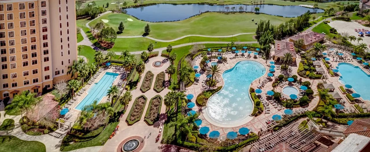 Swimming pools and palm-lined paths at Rosen Shingle Creek